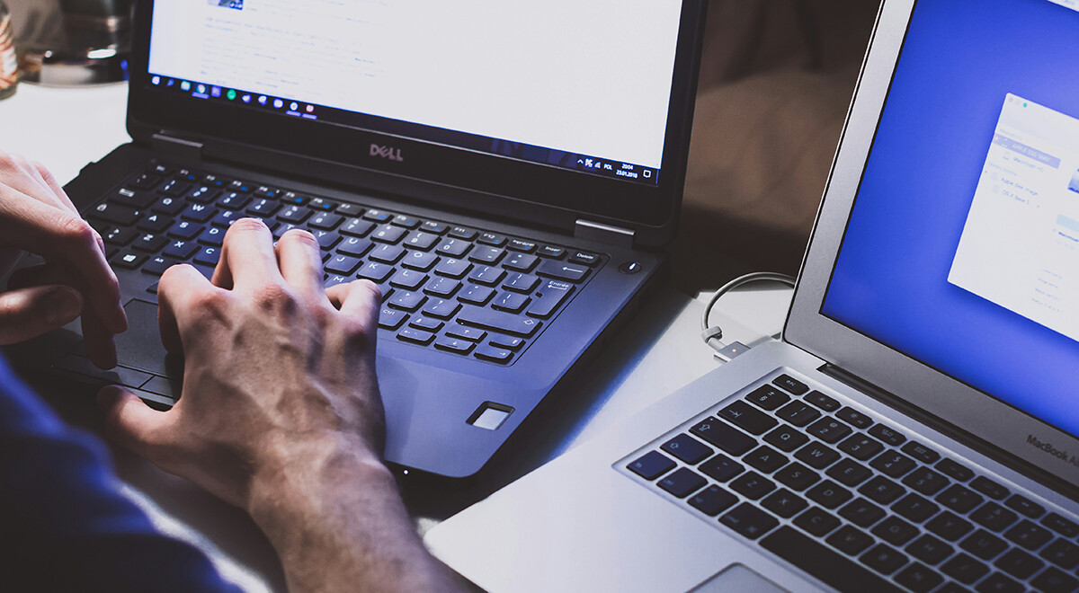 ofiste bilgisayar kullanan çalışan