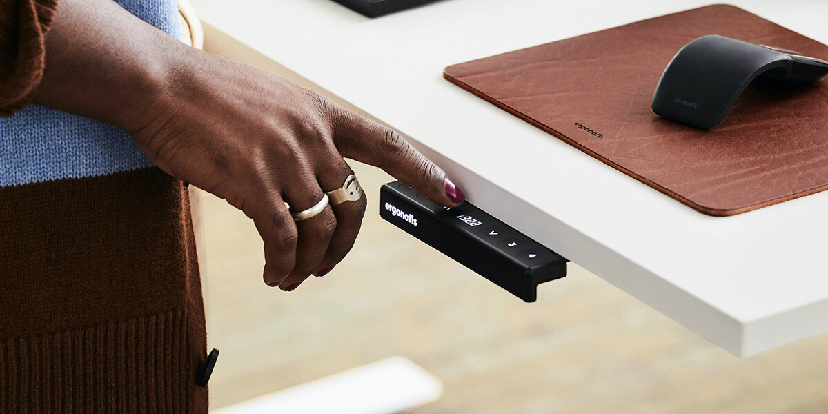 ofiste yükseklik ayarlı masa