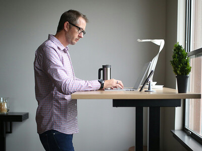 yüksekliği ayarlanabilir masalarla dinamik ofisler